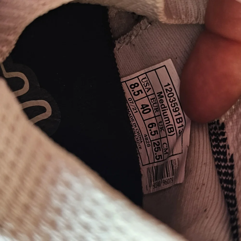 Brooks‎ White and Gray Athletic Shoes - Picture 5 of 6